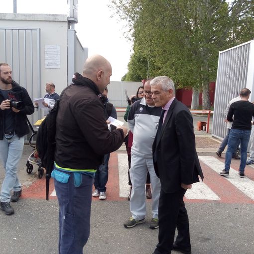 Chiamparino alla porta 2 di corso Tazzoli ignorato da molti operai Fca: &quot;30 anni fa sarebbe stato anche peggio&quot;