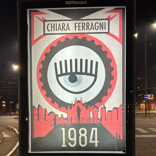 Chiara Ferragni finisce sui manifesti del Banksy di Torino in stile &quot;1984&quot;: &quot;Prigioniera dei suoi stessi social&quot;