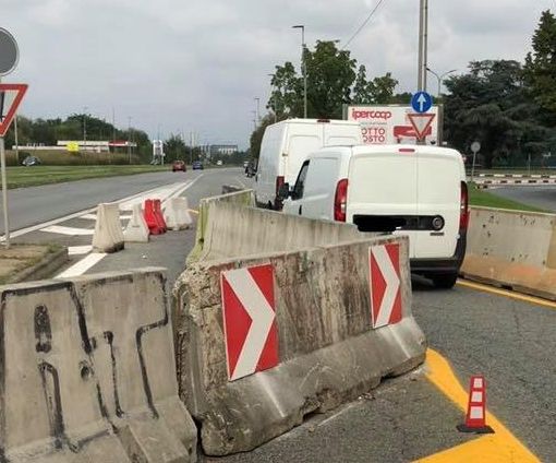 Chicane in Corso Sacco e Vanzetti, il Comune: “Necessarie per bloccare i mezzi pesanti”