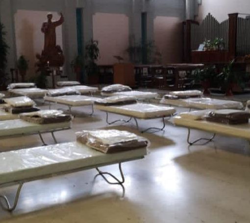 Malati sotto il crocefisso: al San Luigi i pazienti ricoverati nella chiesa dell'ospedale [FOTO]