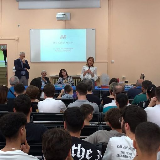Diplomarsi lavorando, l'assessore Chiorino applaude e premia 37 studenti dell'Istituto Enzo Ferrari di Torino