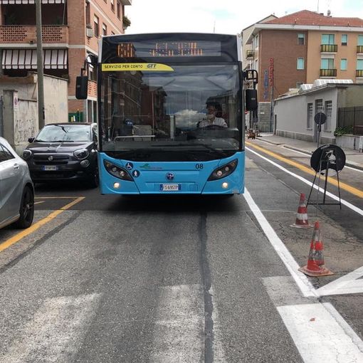bus in strada con ciclabile