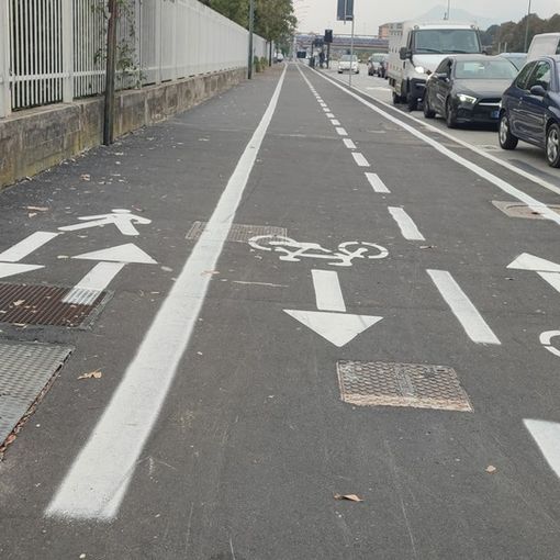 Semafori lampeggianti e dossi, il Comune ridisegna la ciclabile delle critiche di via Tirreno