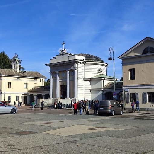 Parcheggi e fiorai di zona “presi d'assalto”