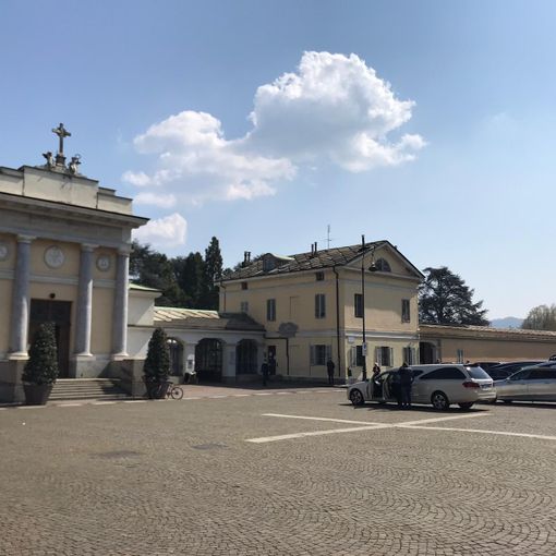 Erba alta al Monumentale, il Comune intensifica lo sfalcio al cimitero: saranno 10 tra marzo e ottobre