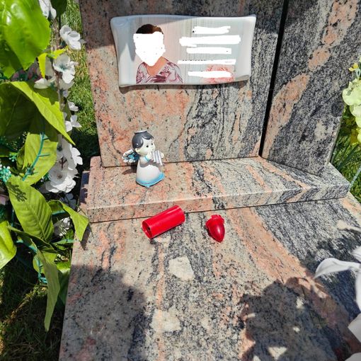 Non c'è più rispetto neanche per i morti: al cimitero Parco rubate le batterie dei lumini