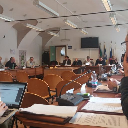 Quasi trenta emendamenti per le linee guida in Circoscrizione 2: il Consiglio cade dopo l'approvazione