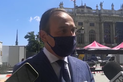 Il Giro stringe le maglie della sicurezza e allontana gli assembramenti, Cirio: &quot;Entrerà in piazza Castello solo chi ha fatto il tampone&quot;