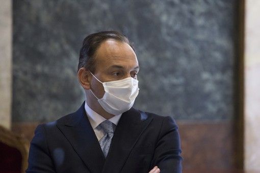 Alberto Cirio con mascherina