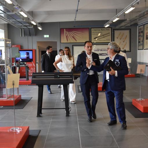 Il presidente Cirio in visita all'Officina della Scrittura per festeggiare la riapertura