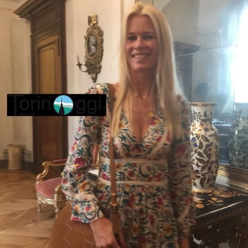 Claudia Schiffer a Torino, tutti pazzi per lei a Palazzo Civico