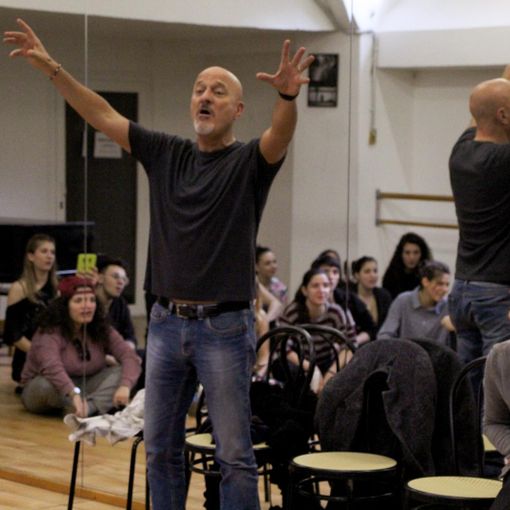 Claudio Bisio in visita alla Gypsy Musical Academy di Torino