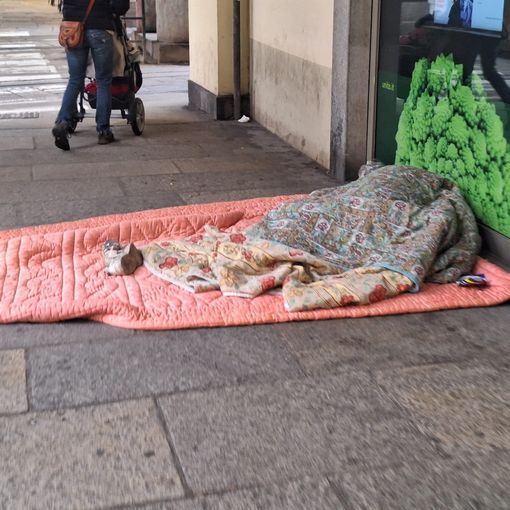Il centro di Torino in balia del degrado: graffiti, sporcizia e senzatetto abbandonati