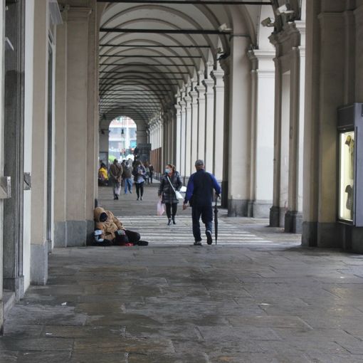 Piazza Statuto, via i &quot;panettoni&quot;: tornano i clochard, ma residenti e commercianti sono esasperati [FOTO]