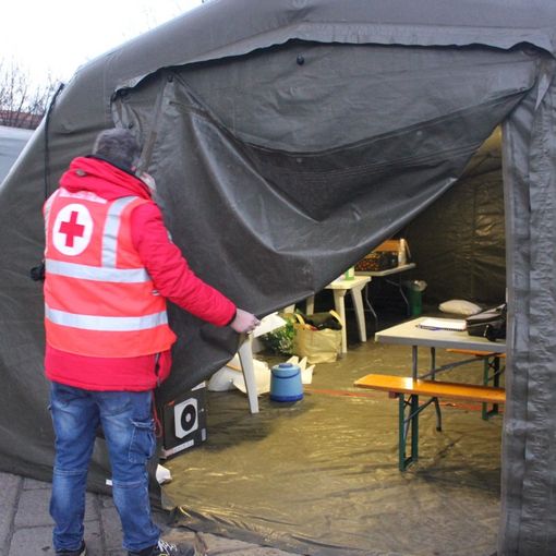 Freddo e vento a Torino, in centro apre il campo d’accoglienza della Croce Rossa: “Ci aspettiamo il pienone” [VIDEO e FOTO]