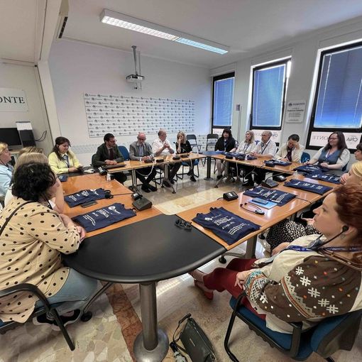 riunione attorno a un tavolo
