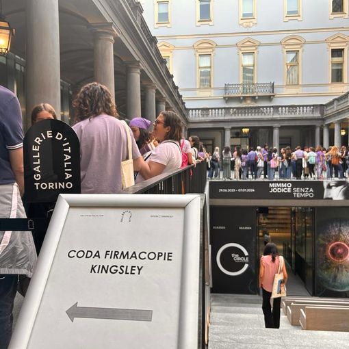 Strisce di colore sul pavimento di piazza San Carlo