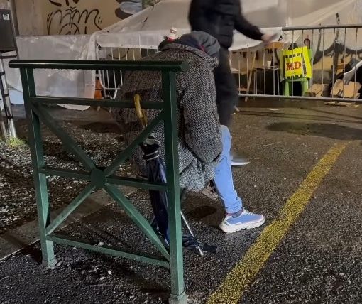 Corso Verona, la denuncia della Cgil: &quot;Persone in attesa in condizioni inumane&quot;