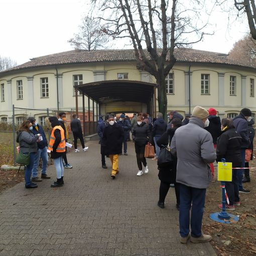 coda all'anagrafe centrale di Torino