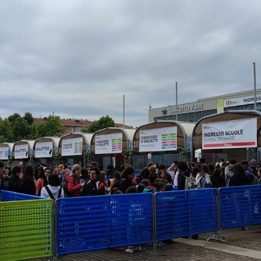 gente in coda per entrare al Salone del Libro 2023