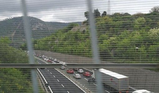 Caos sulla tangenziale nord di Torino, automobilisti bloccati sotto il sole