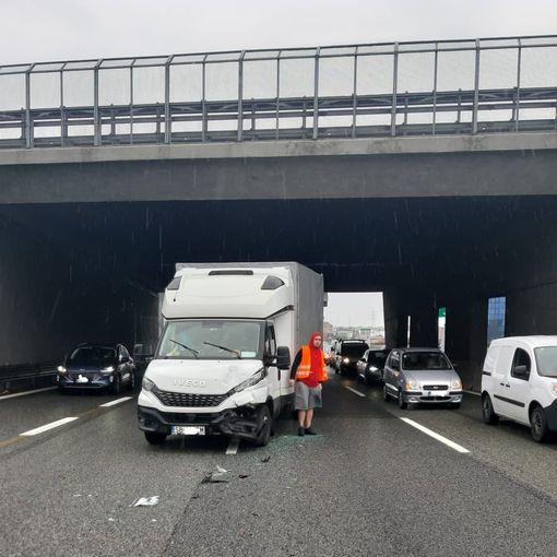 Incidente in tangenziale: tre veicoli coinvolti e tre feriti, lunghe code