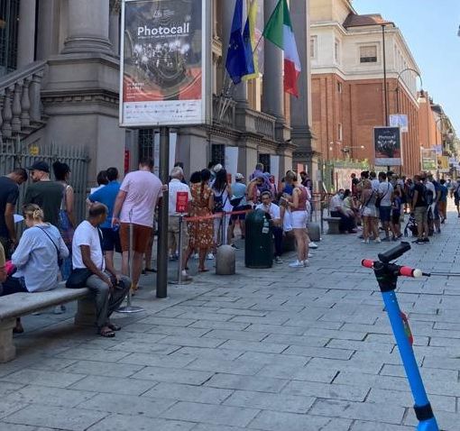 Ferragosto, i musei attirano turisti e non: in coda sotto il sole e col Green Pass nel centro di Torino [FOTO]