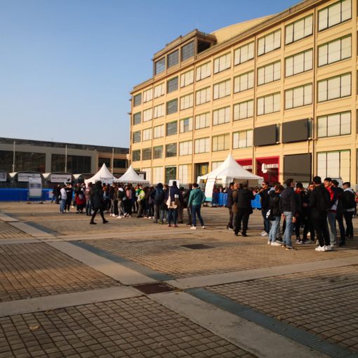 code di persone all'ingresso del salone del libro di Torino