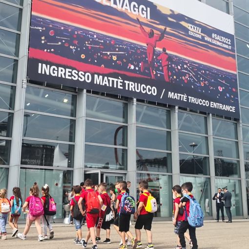 code all'ingresso del salone