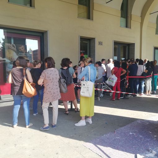 Voucher scuola Regione Piemonte, ultimo giorno per richiederlo: code in piazza Castello