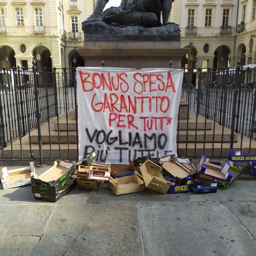 Striscioni e cassette davanti al Comune di Torino: &quot;La crisi sanitaria e la crisi economica non si sono fermate&quot;