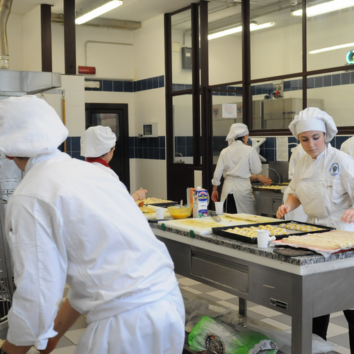 Da 25 anni l’alberghiero che prepara dolci per i bambini malati del Regina Margherita