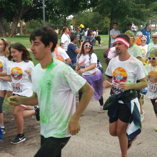 In 6 mila colorano piazza d'Armi sfidando la pioggia: grande successo per The Color Run [FOTO]