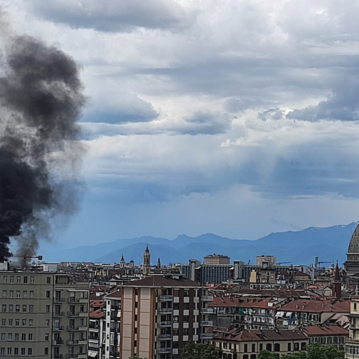 Palazzo in fiamme in via Vanchiglia: alta colonna di fumo, bus deviati [FOTO E VIDEO]
