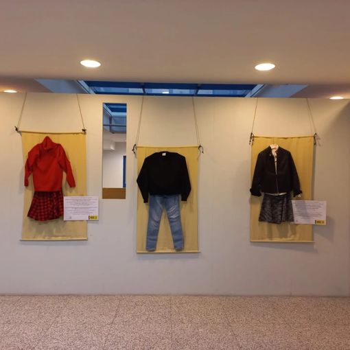 &quot;Com'eri vestita?&quot;: esposti gli indumenti indossati dalle vittime di violenza sessuale