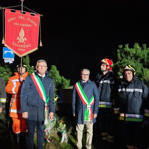 Chivasso celebra l'anniversario del crollo del ponte sul Po: la cerimonia con i vigili del fuoco