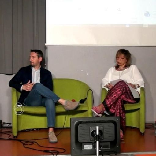 persone sedute a una presentazione