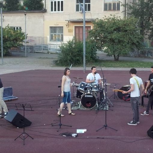 Problemi strutturali, il CentroDentro non si arrende e porta la musica fuori