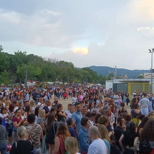 Folla di persone fuori dallo stadio Folla di persone fuori dallo stadio