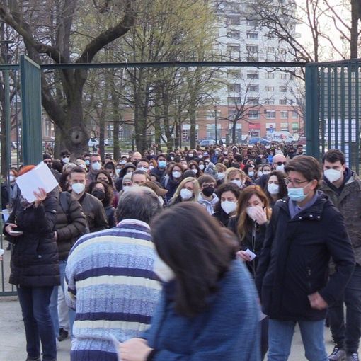 persone in coda per entrare al palazzetto di Torino