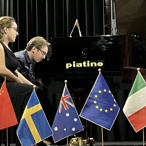 persone che suonano il pianoforte