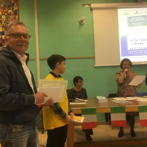 Un momento della premiazione di Leonardo Pace con Carlo Bassi
