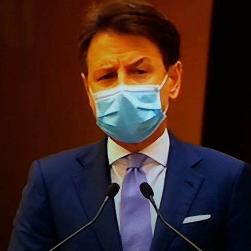 Conte: “Faremo il possibile per proteggere salute ed economia. Pronti indennizzi a fondo perduto per settori colpiti”