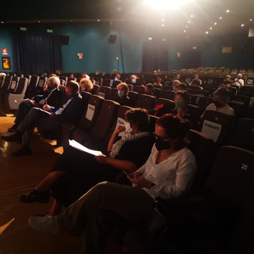 persone sedute in una sala cinematografica