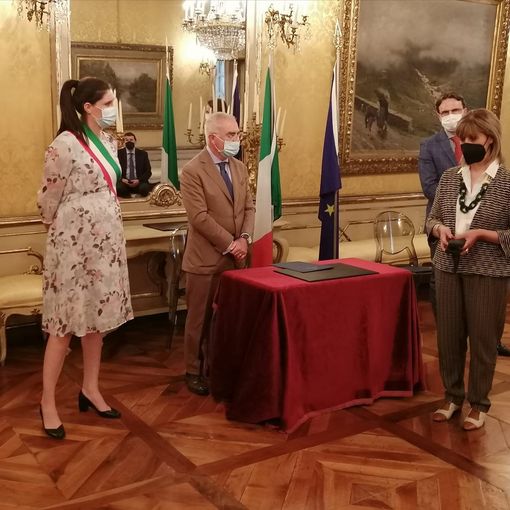 cerimonia di consegna con persone in piedi