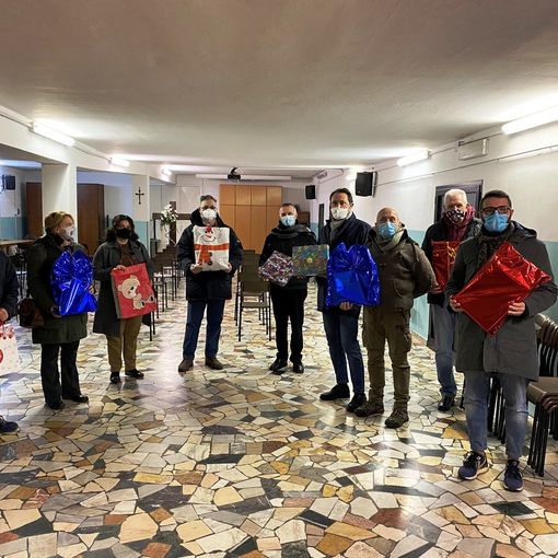 La consegna dei pacchi all'Emporio della chiesa di Santa Maria