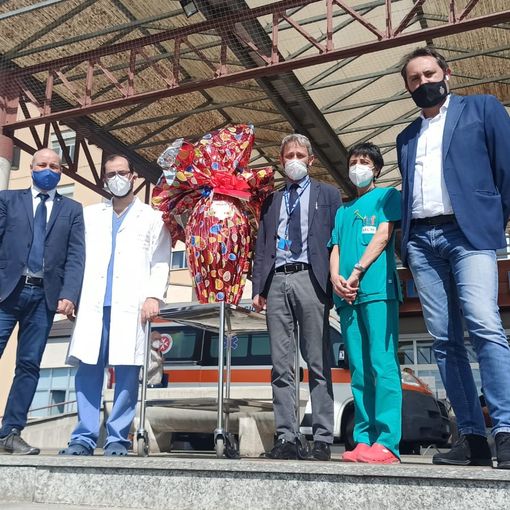 consegna delle uova all'esterno dell'ospedale di Rivoli