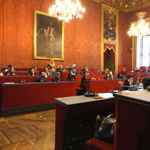 Il Consiglio comunale di Torino, sala rossa con consiglieri