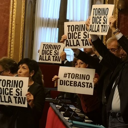 Espulso dalla Sala Rossa tutto il centrosinistra in protesta, esposti cartelli:&quot;#TorinodicesiallaTav&quot;