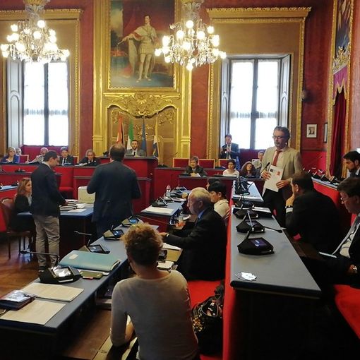 Bagarre in Sala Rossa, il Pd consegna al Presidente Versaci la Costituzione: Lo Russo e Carretta espulsi dall'aula
